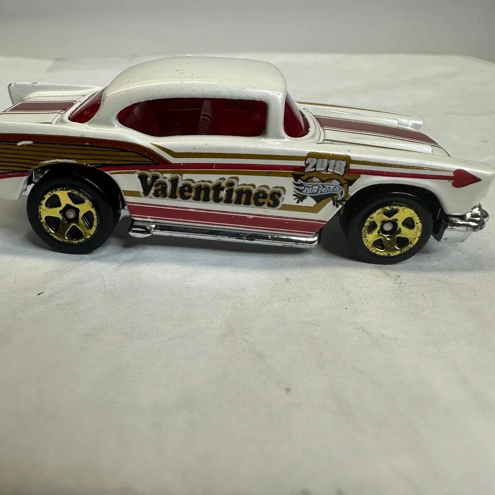 Hot Wheels 2018 Valentines 57 Chevy Diecast Car White‎ Red Gold 164 Scale